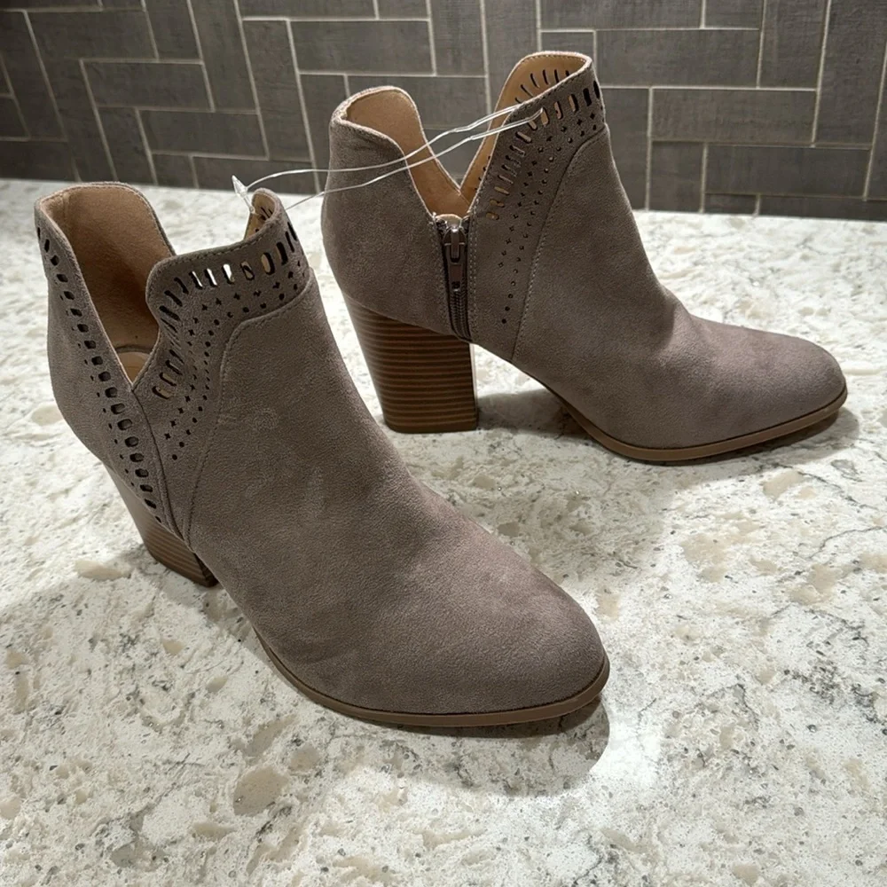 NEW~TAUPE~LASER CUT TRIM~V-CUT SIDES~3 1/2” STACKED HEELS~ CUSHIONED FOOTBED~BR - Picture 2 of 13